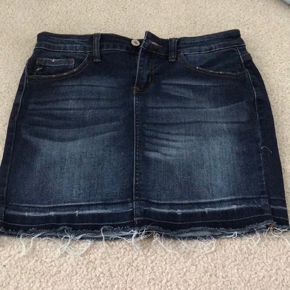 A jean skirt - Picture 1 of 2